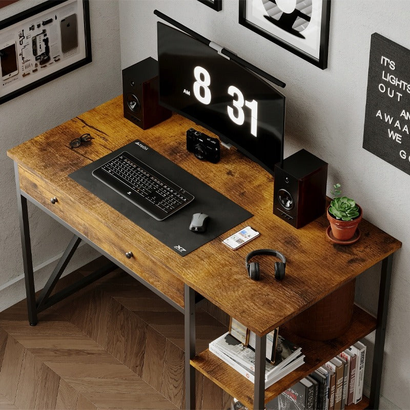 Birou de calculator industrial tip loft, maro rustic, cu sertar și rafturi