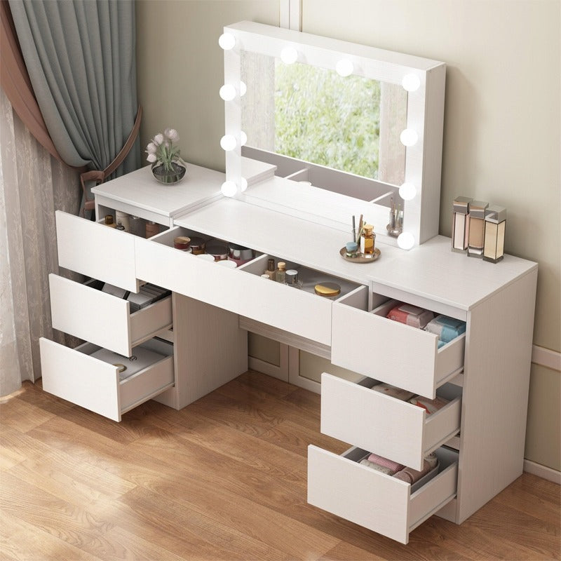 Masă de toaletă albă cu oglindă și sertare pentru machiaj glamour, în stil loft modern.