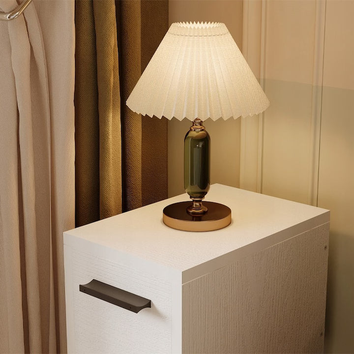 Noptieră albă cu sertar, masă cu raft, dormitor modern în stil loft